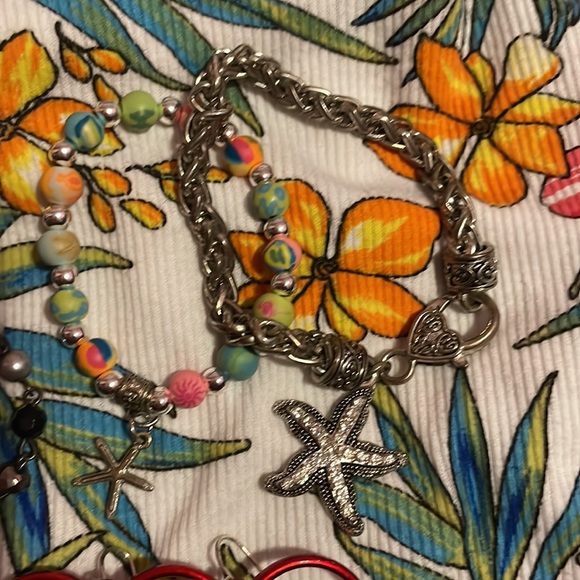 Beach jewlery and heart earrings and hello kitty bracelate and more - Picture 2 of 4